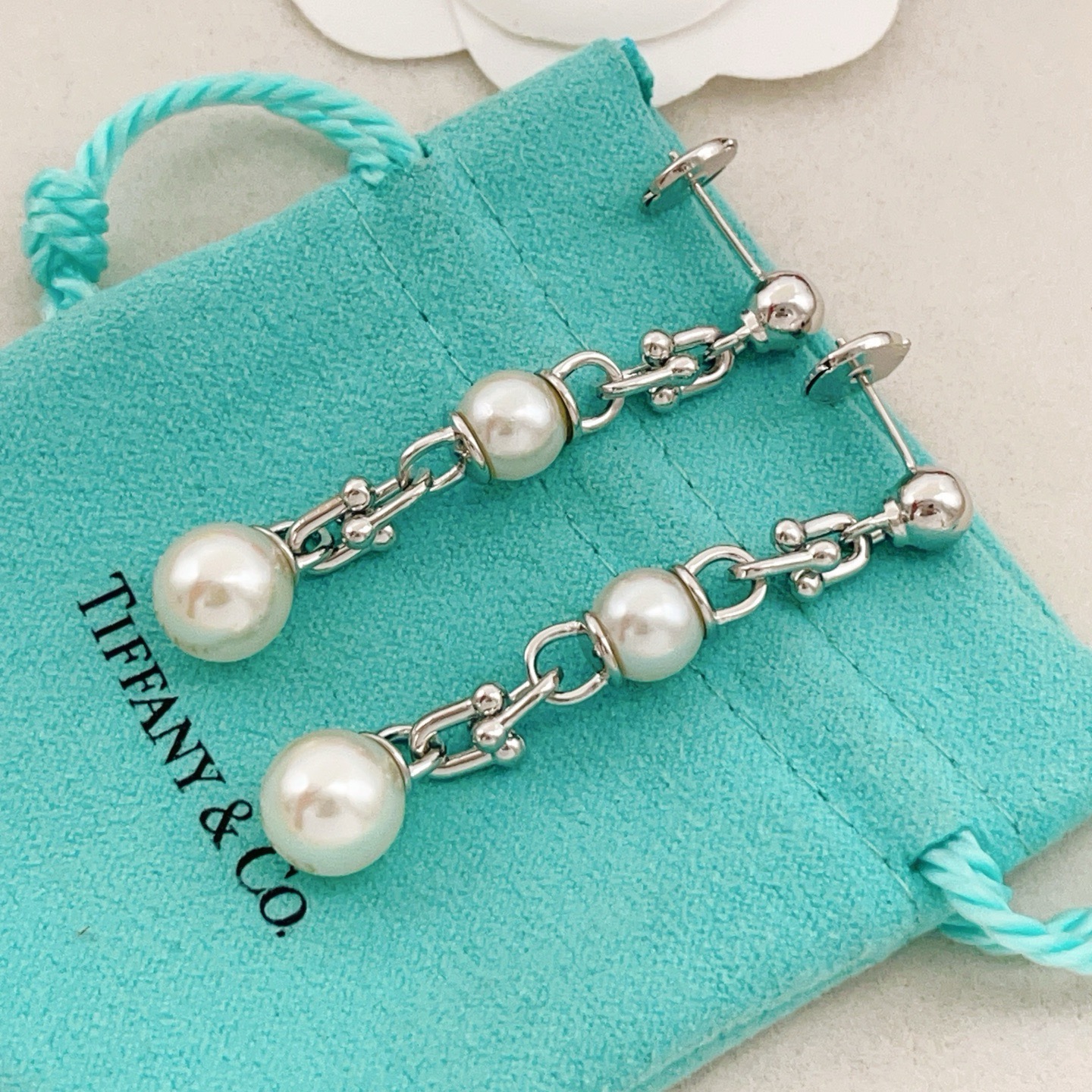 Tiffany Co HardWear Pearl Link Drop earrings silver-toned metal with white freshwater pearls 4 5cm drop length