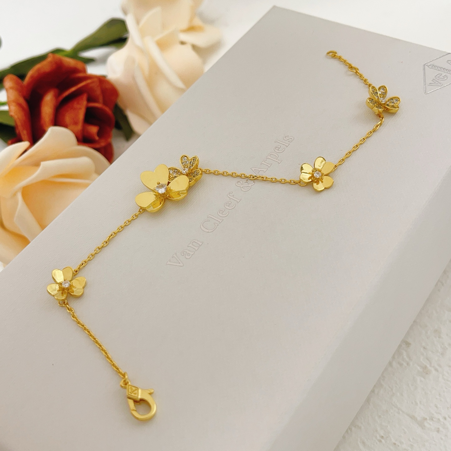 Van Cleef Arpels Frivole bracelet Yellow gold with clear diamond accents 17cm