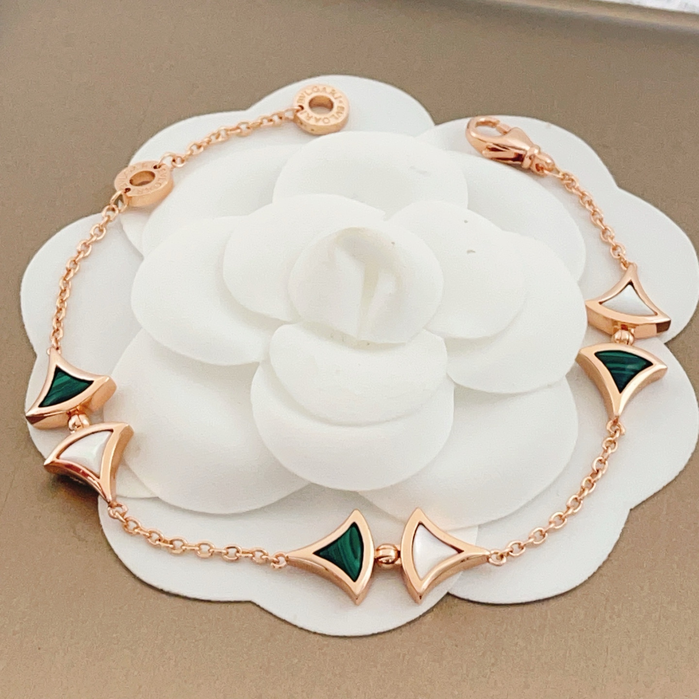 Bvlgari Divas Dream bracelet Rose gold with green malachite and white mother-of-pearl 17cm