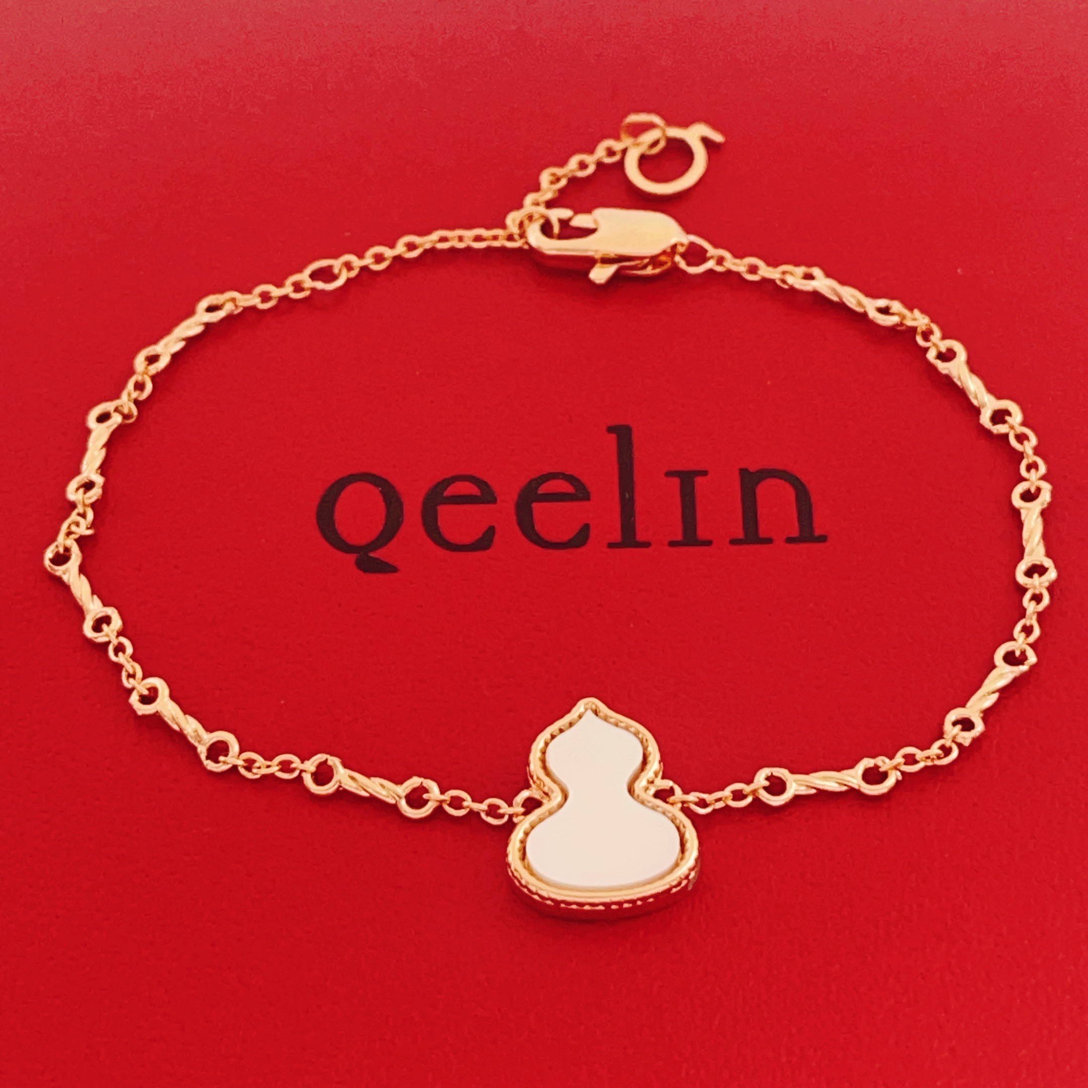 Qeelin Wulu bracelet Rose gold metal with white mother-of-pearl and red carnelian inlay 18cm