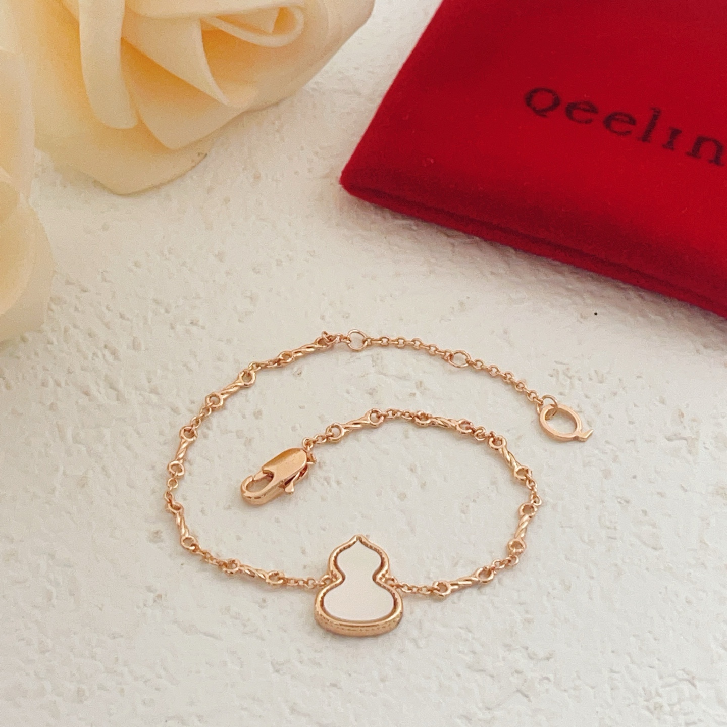Qeelin Wulu bracelet Rose gold metal with white mother-of-pearl and red carnelian inlay 18cm
