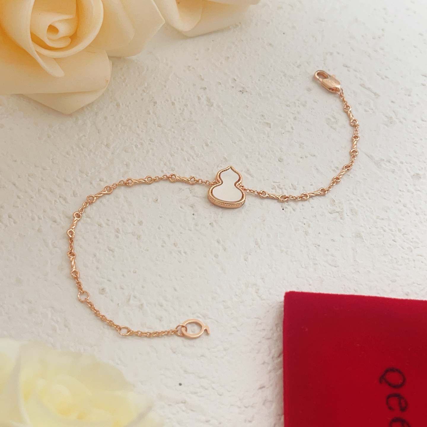 Qeelin Wulu bracelet Rose gold metal with white mother-of-pearl and red carnelian inlay 18cm