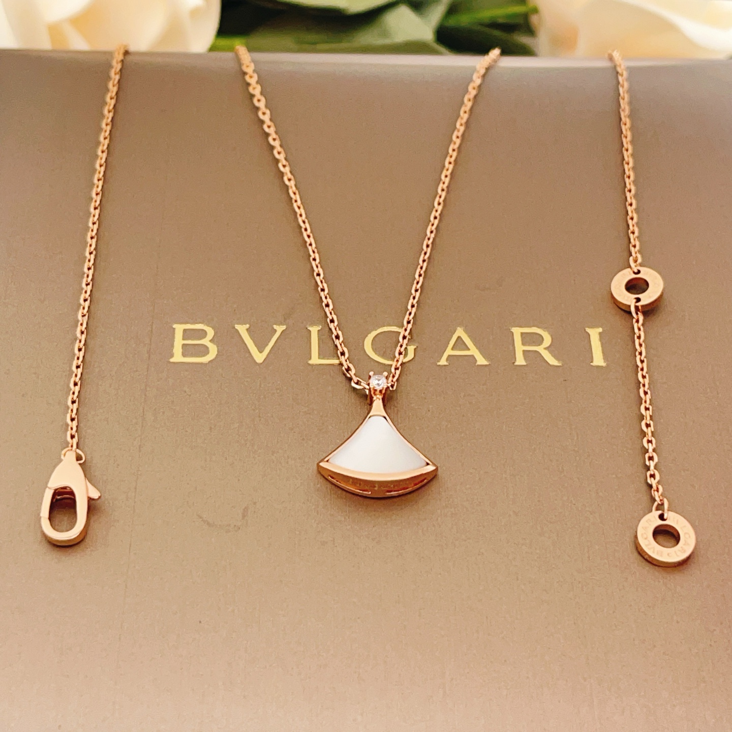 Bvlgari Divas Dream necklace Rose gold with diamond white mother-of-pearl and openwork rose gold variants 40-43cm adjustable