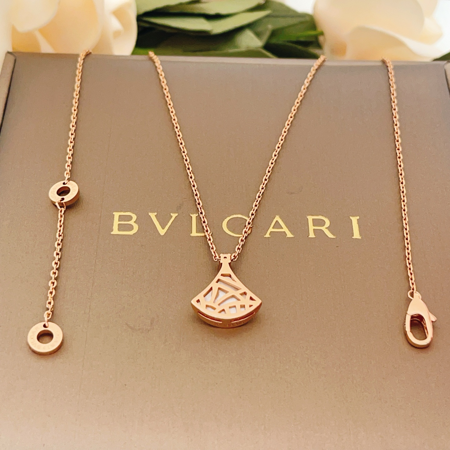 Bvlgari Divas Dream necklace Rose gold with diamond white mother-of-pearl and openwork rose gold variants 40-43cm adjustable