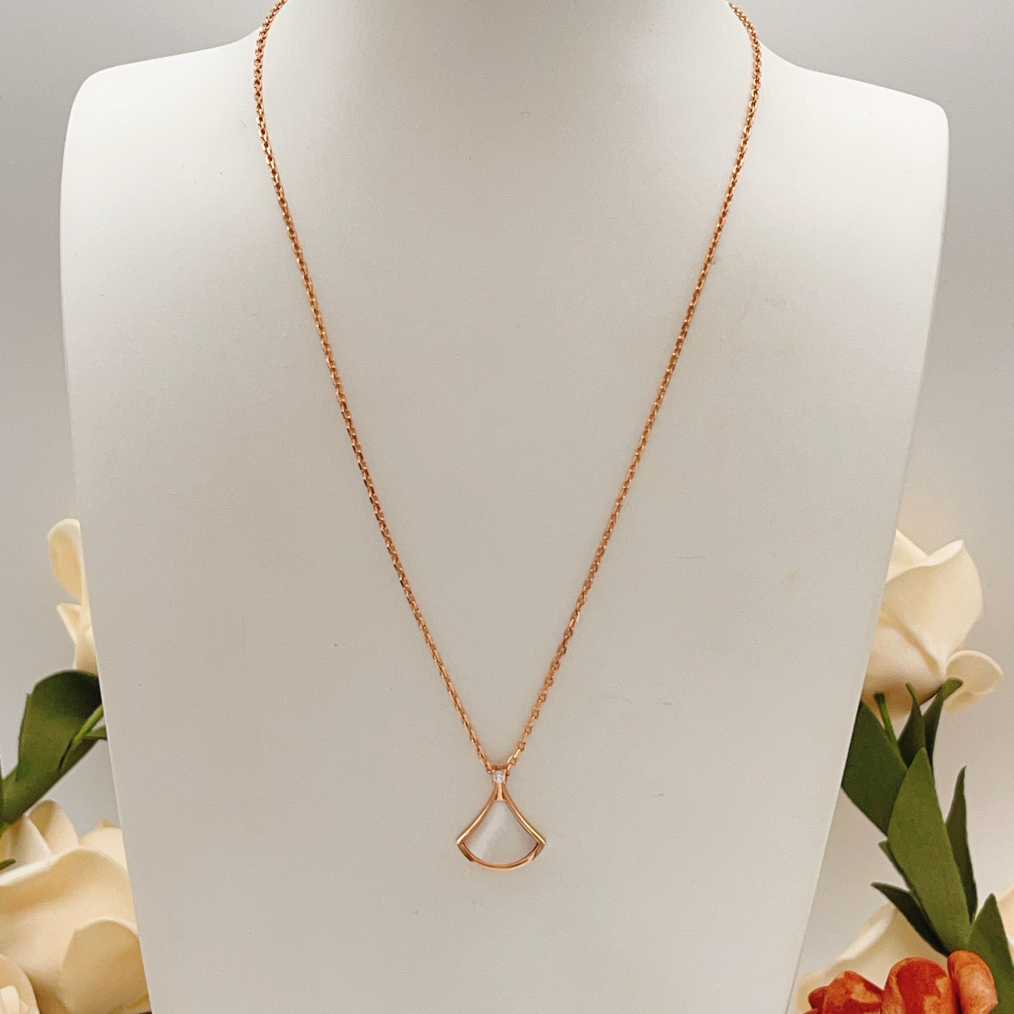 Bvlgari Divas Dream necklace Rose gold with diamond white mother-of-pearl and openwork rose gold variants 40-43cm adjustable