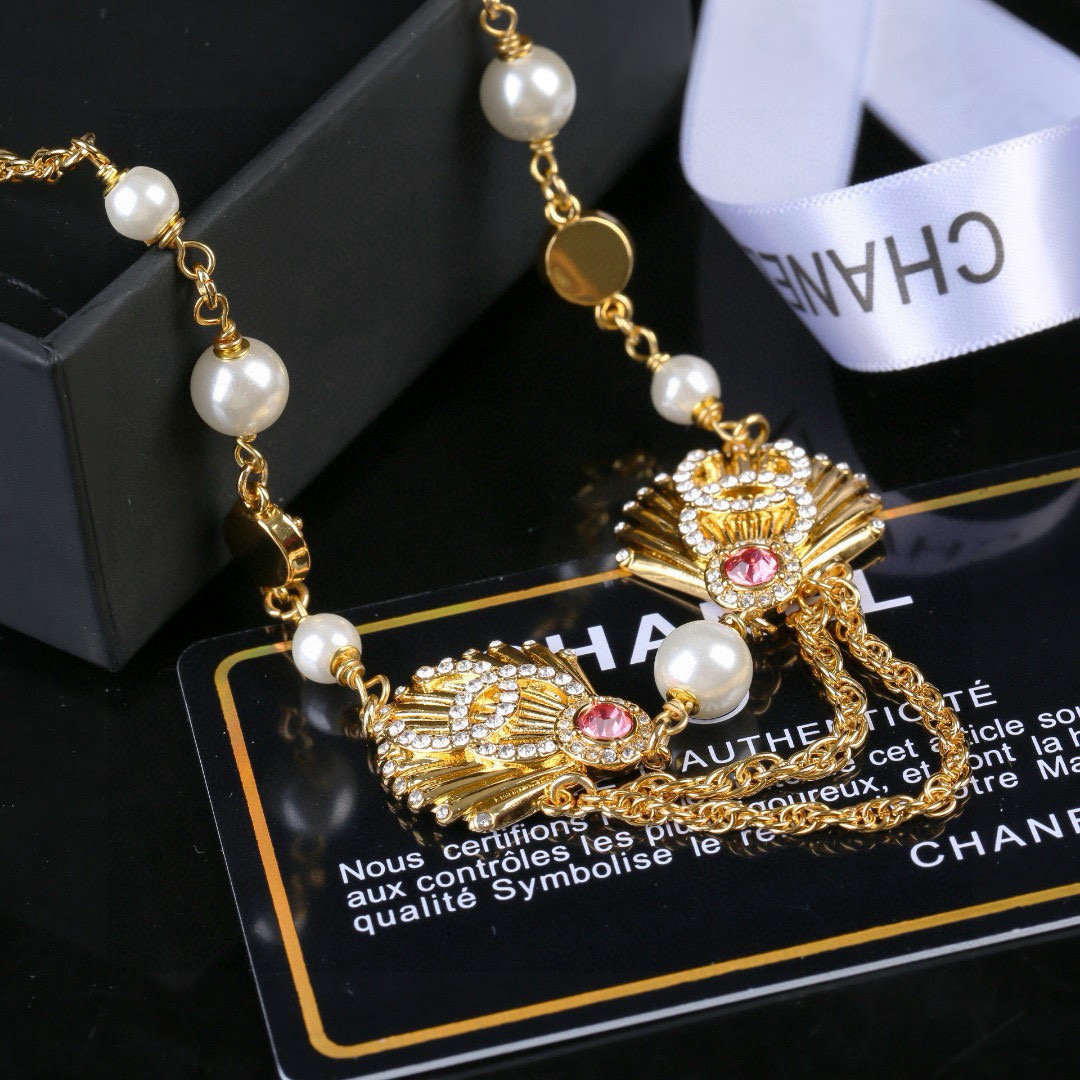 Chanel CC Shell Pearl Crystal Choker necklace gold tone metal white faux pearl clear crystal pink crystal 40cm with 5cm extender