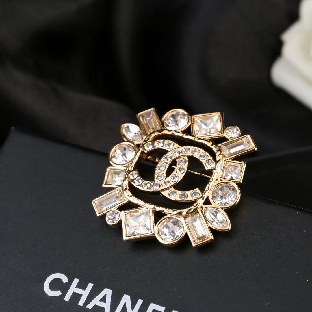 Chanel CC Logo Multi-Cut Crystal Brooch brooch gold-tone metal with clear faceted crystals 3 5cm diameter