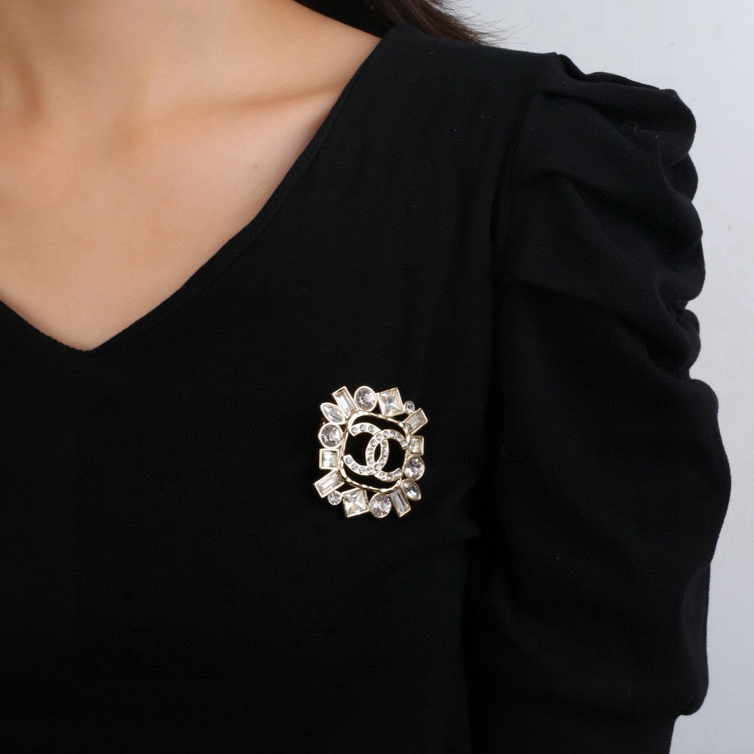 Chanel CC Logo Multi-Cut Crystal Brooch brooch gold-tone metal with clear faceted crystals 3 5cm diameter