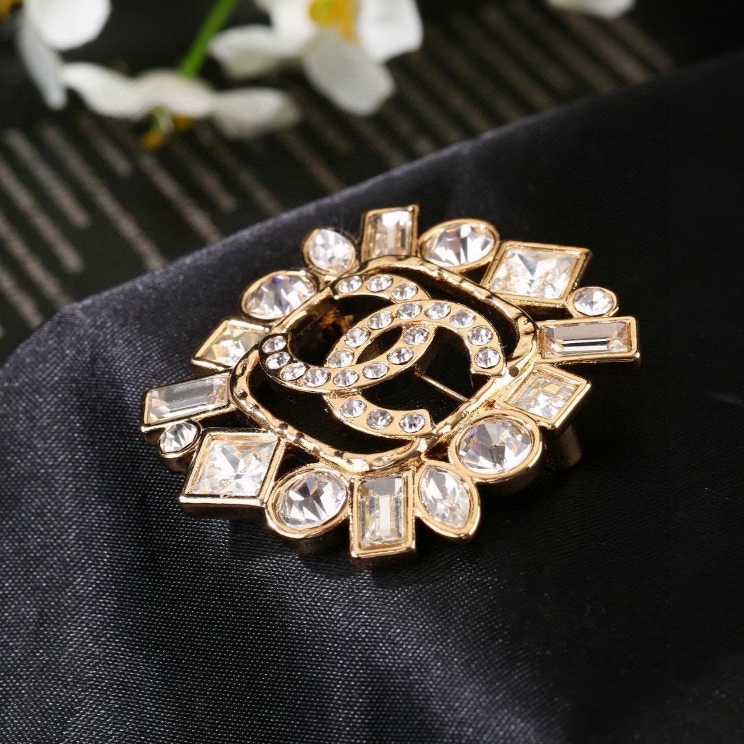 Chanel CC Logo Multi-Cut Crystal Brooch brooch gold-tone metal with clear faceted crystals 3 5cm diameter