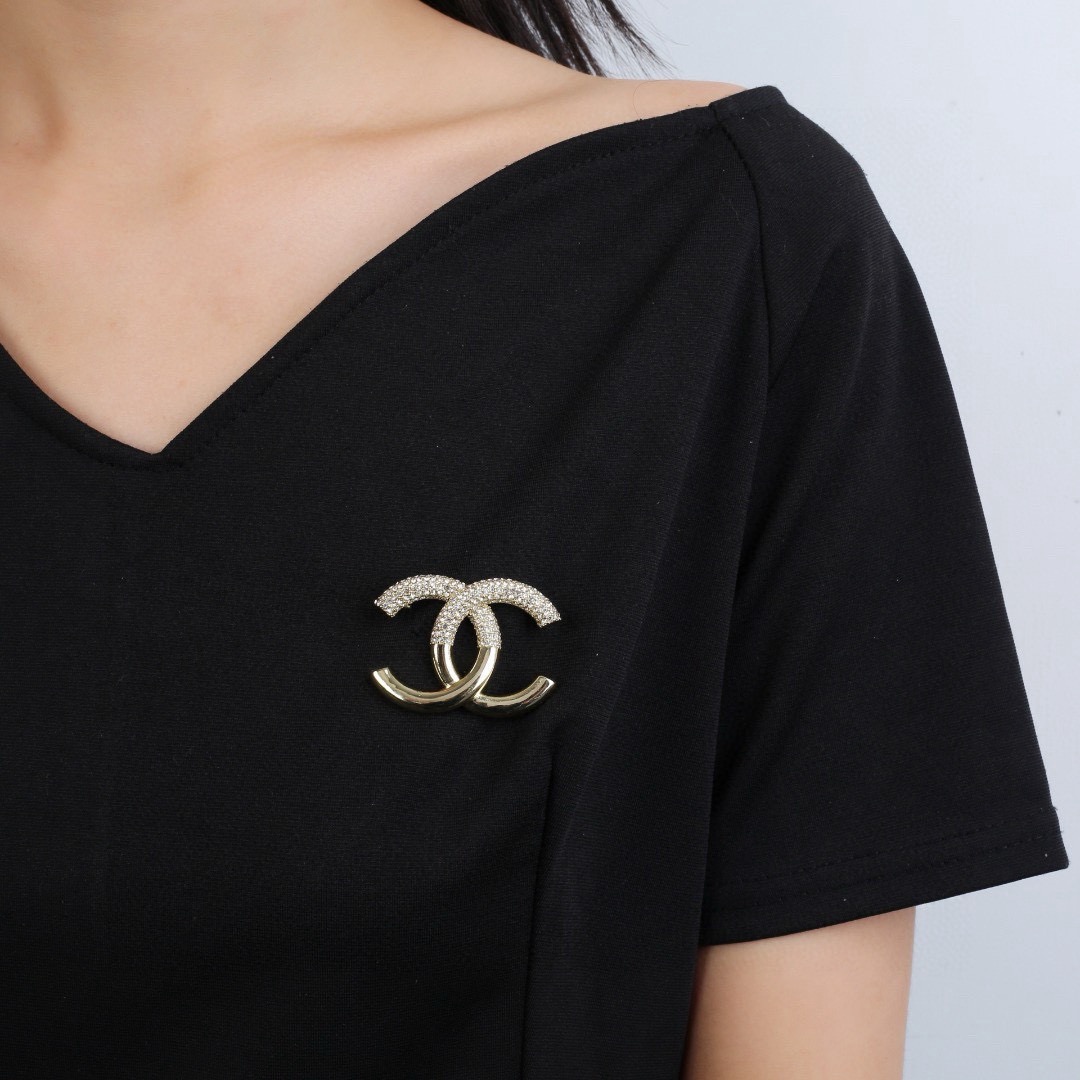 Chanel CC Logo brooch gold metal clear crystal 3 5cm width