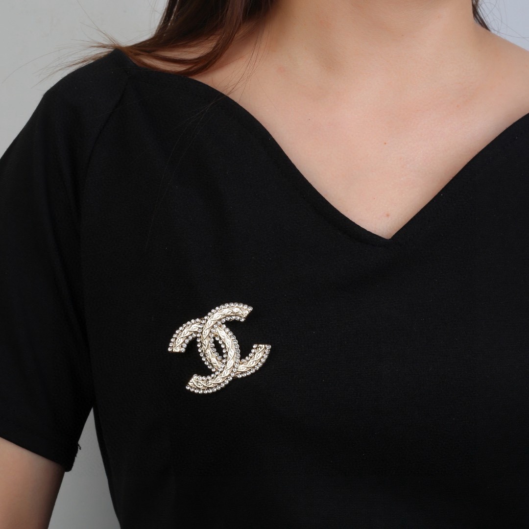 Chanel CC Logo Crystal Embellished Brooch brooch gold-tone metal with clear faceted crystals 3 5cm width