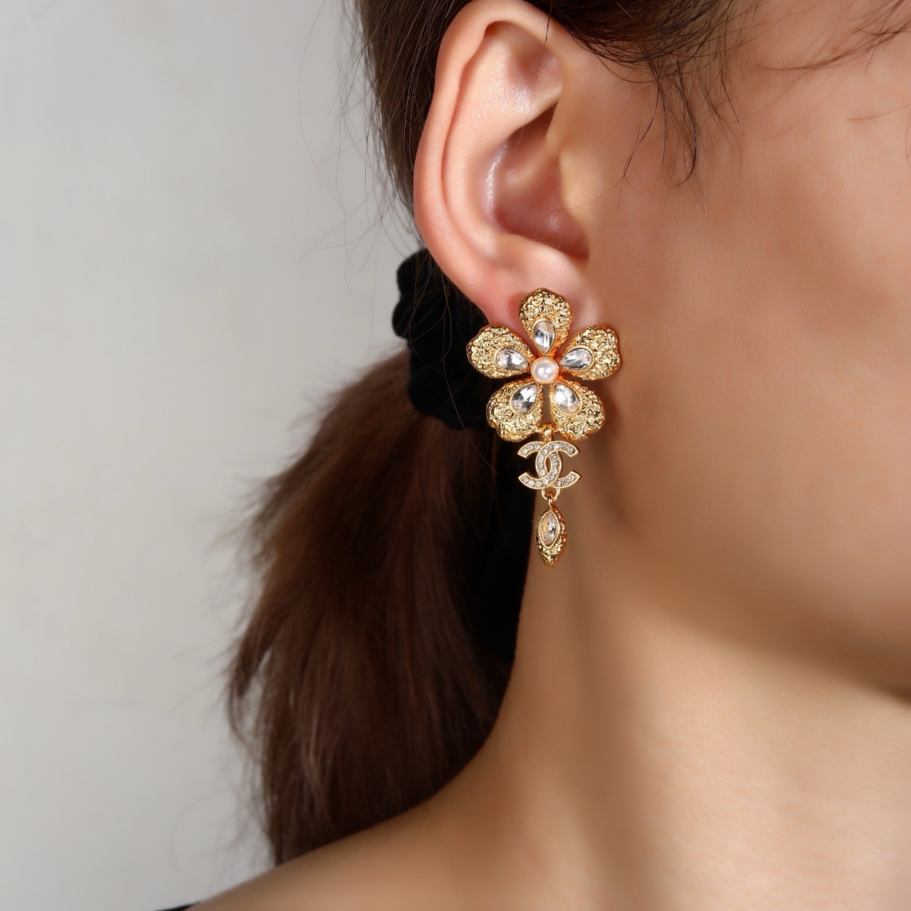 Chanel CC Flower Drop Earrings earrings gold-tone metal clear faceted crystals cream faux pearl 3 5cm drop length