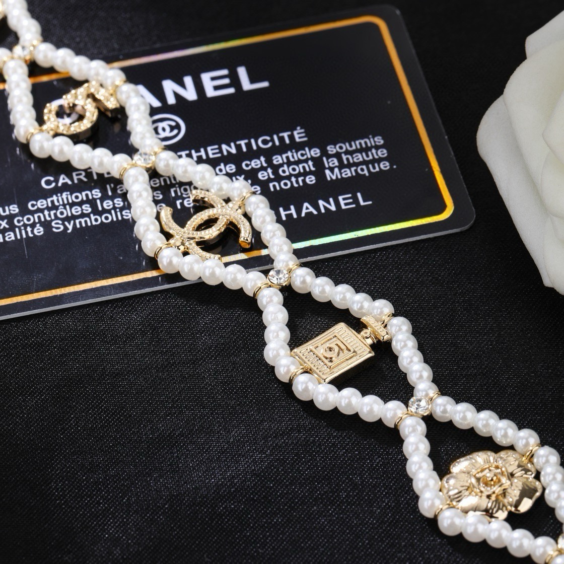 Chanel CC Logo No 5 Camellia Charm Pearl Choker necklace Gold-tone metal white faux pearl clear crystal 38cm with 5cm extender