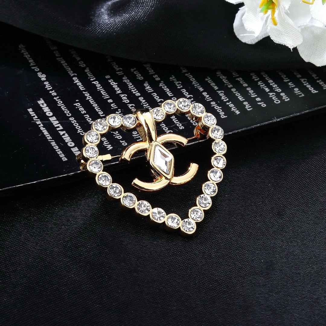 Chanel CC Heart Crystal Brooch brooch gold tone metal with clear faceted crystals 3cm width