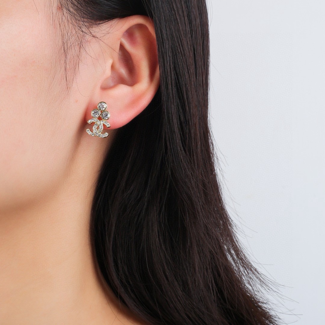 Chanel CC Crystal Stud Earrings earrings Gold-tone metal with clear faceted crystals One Size 1 5cm drop