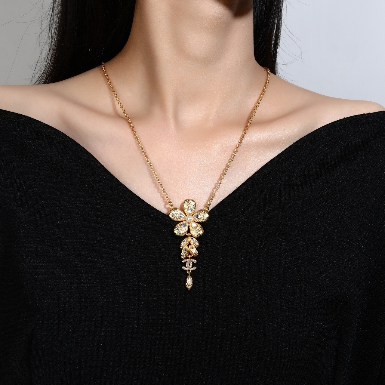 Chanel CC Flower Drop Pendant necklace Gold-tone metal clear crystals faux pearl center 42cm with 5cm extender