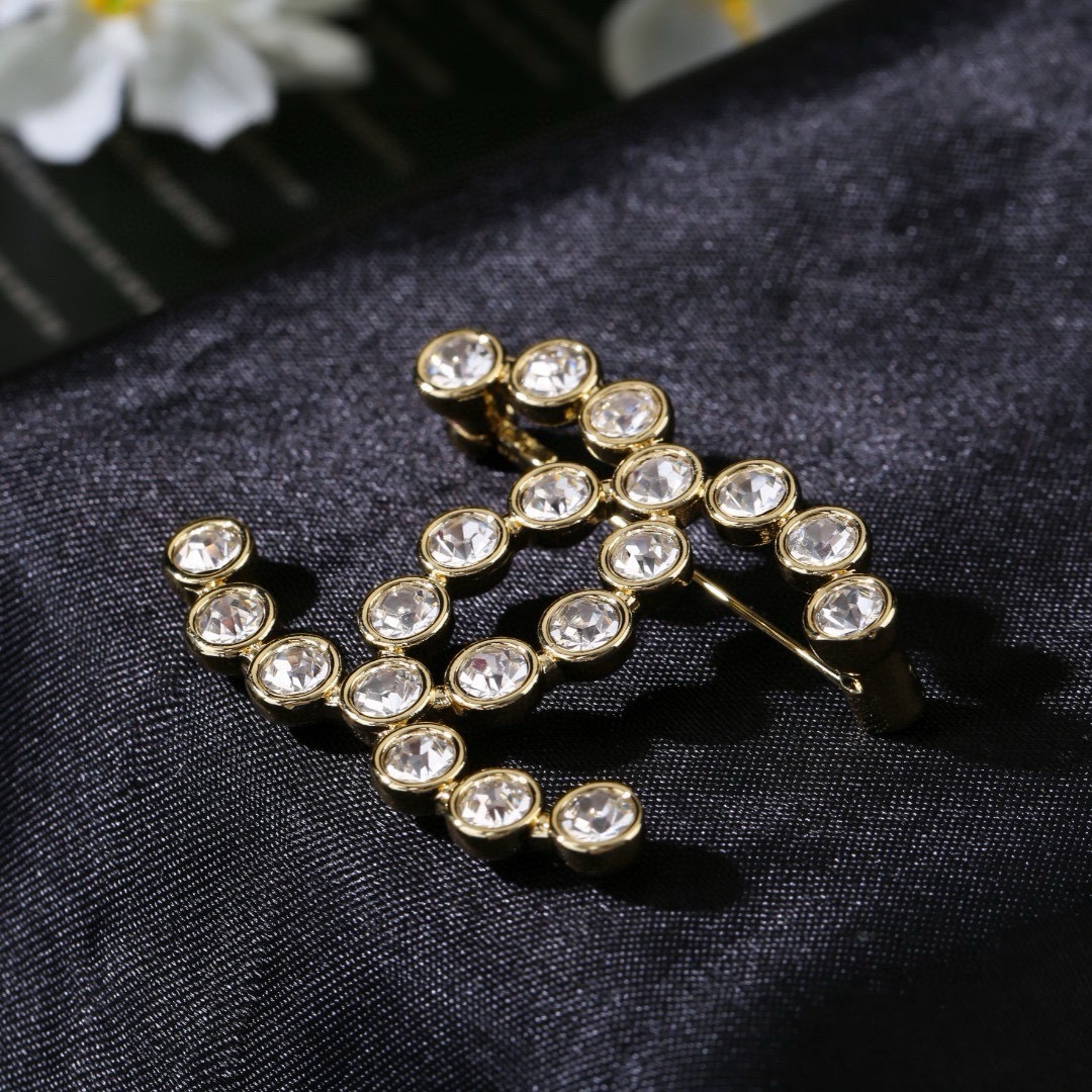 Chanel CC Crystal Brooch brooch gold-tone metal with clear faceted crystals 3 5cm width
