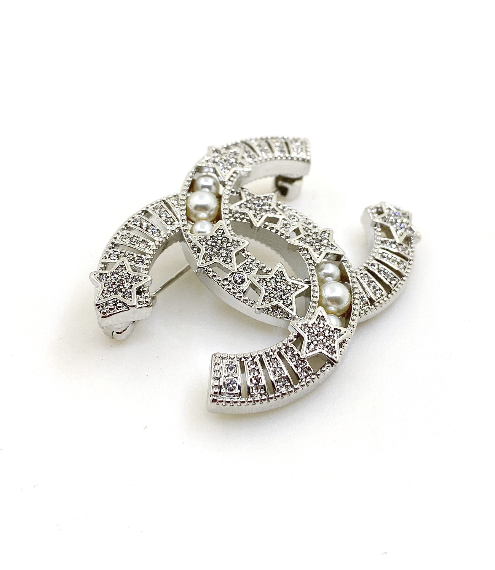 Broche en cristal Chanel CC Star Pearl, métal argenté, cristaux clairs, fausses perles blanches, largeur 3 à 5 cm