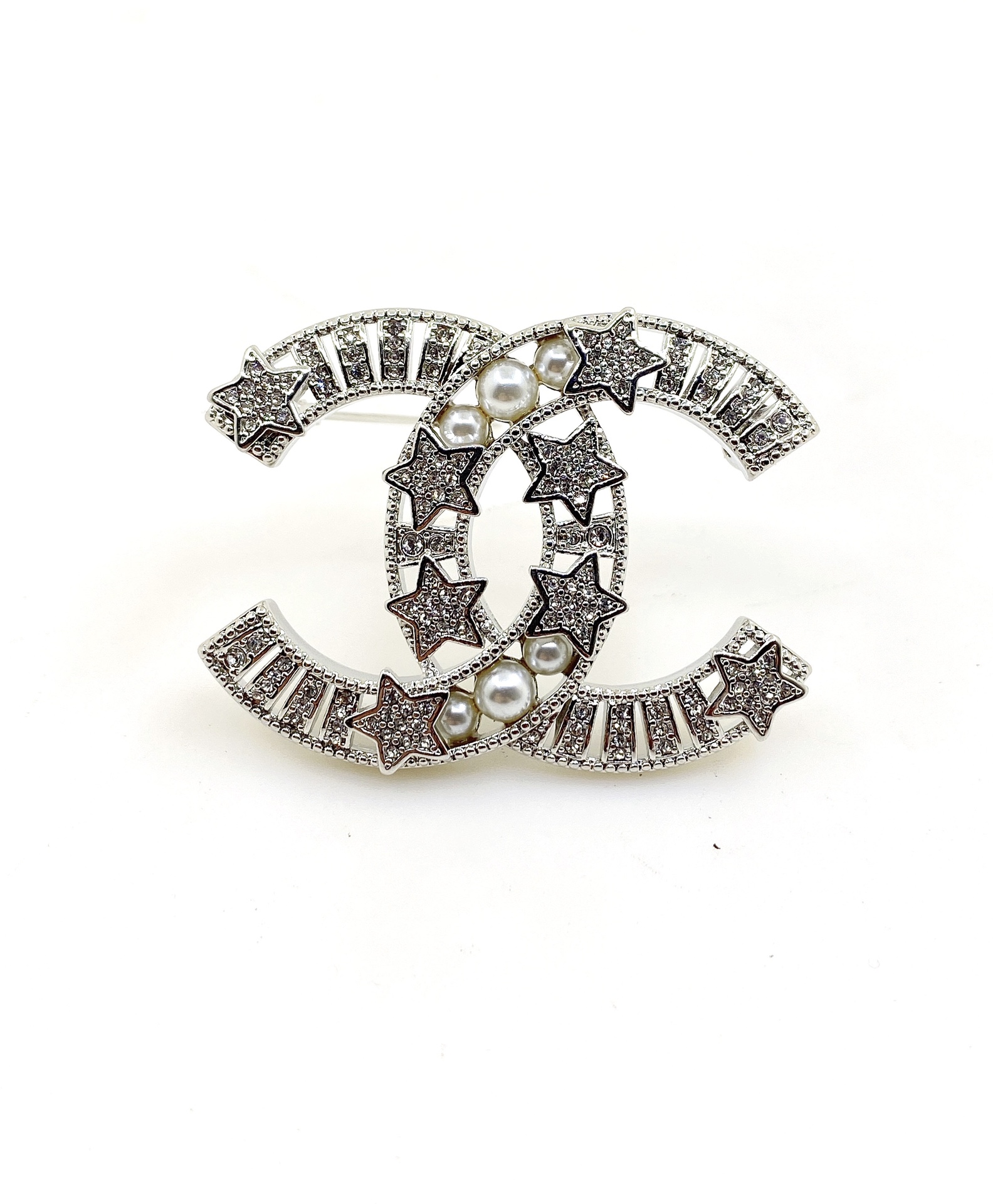 Broche en cristal Chanel CC Star Pearl, métal argenté, cristaux clairs, fausses perles blanches, largeur 3 à 5 cm