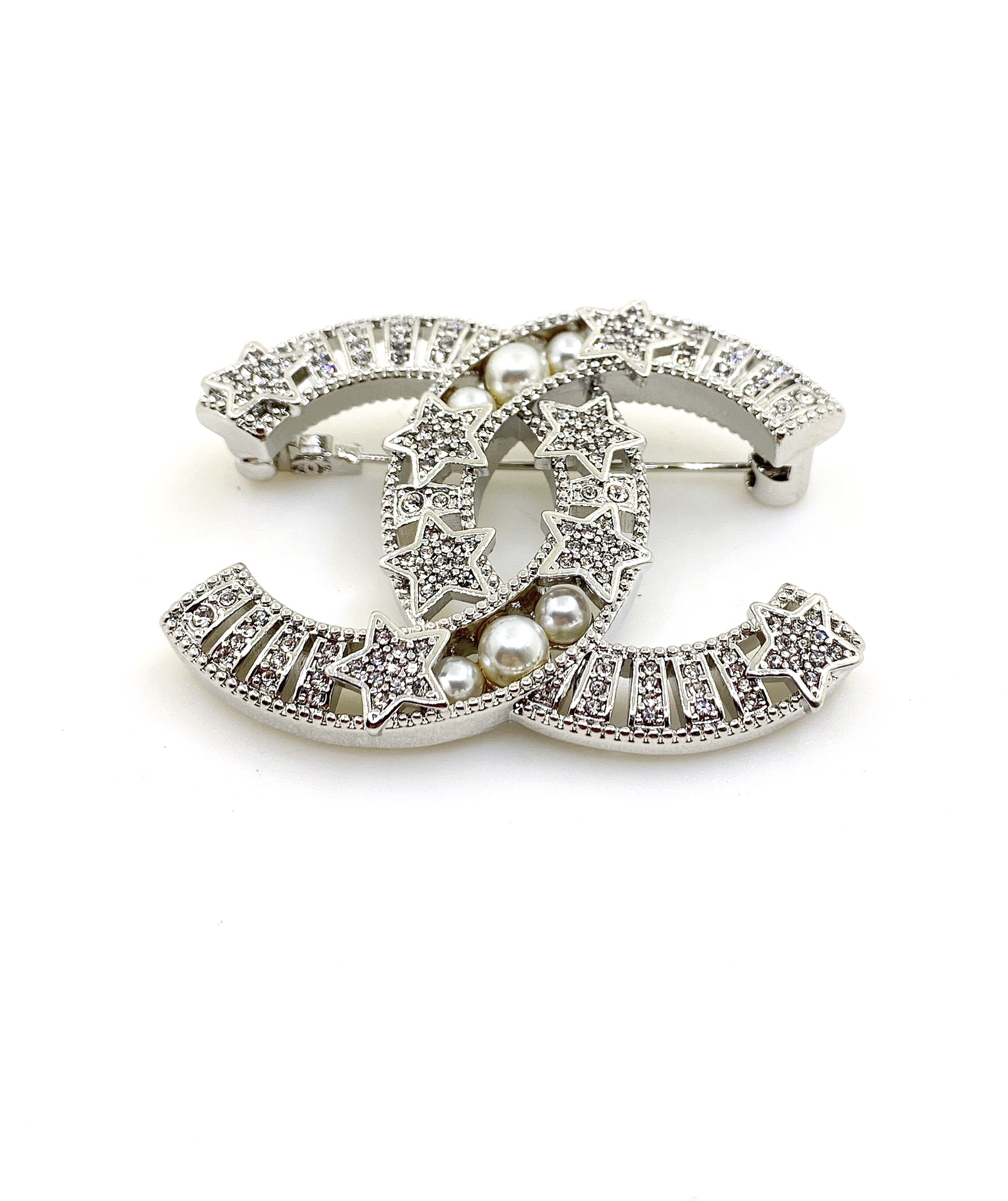 Broche en cristal Chanel CC Star Pearl, métal argenté, cristaux clairs, fausses perles blanches, largeur 3 à 5 cm