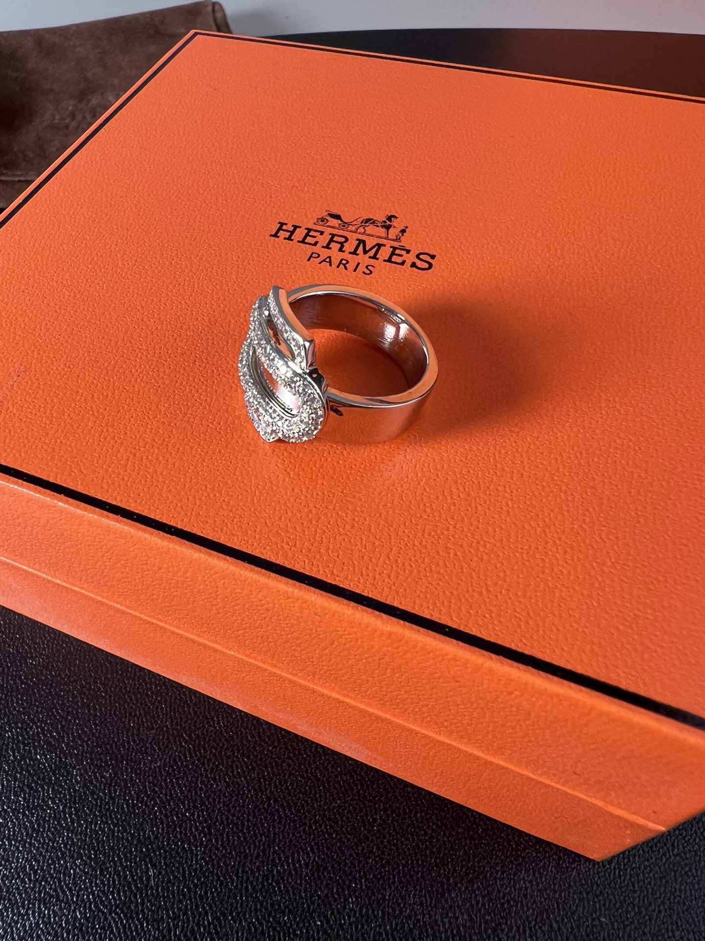 Anello Hermes Attelage in oro bianco argentato con pavé di diamanti trasparenti 7