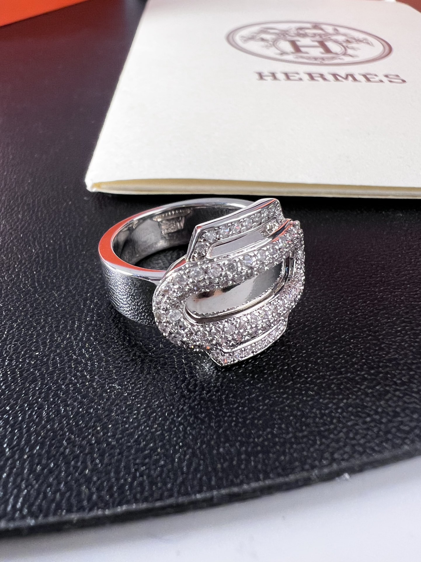 Anello Hermes Attelage in oro bianco argentato con pavé di diamanti trasparenti 7