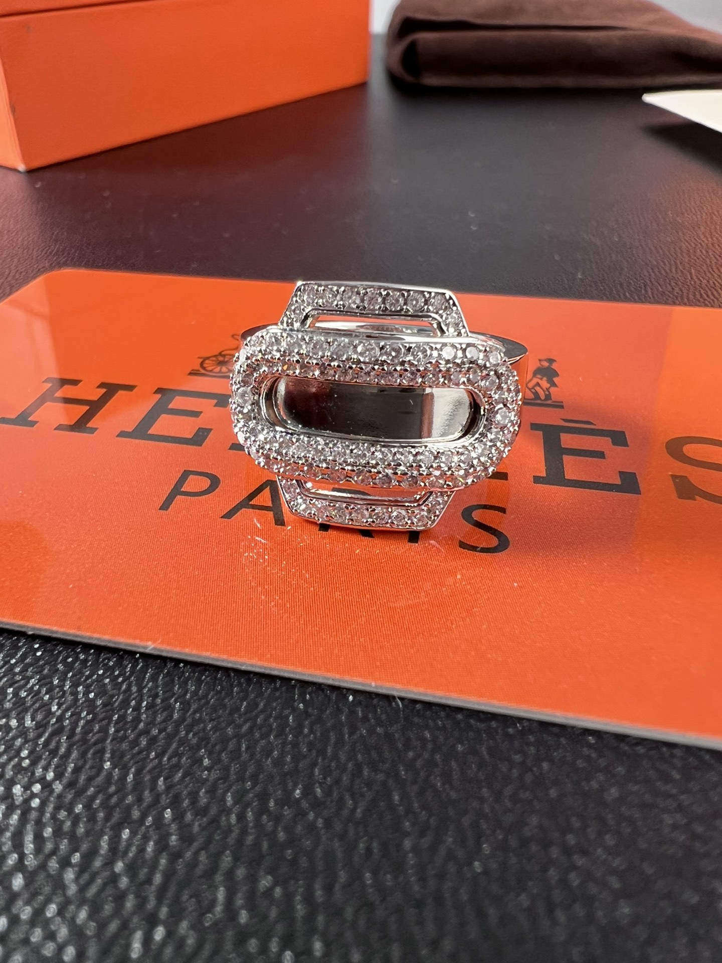 Anello Hermes Attelage in oro bianco argentato con pavé di diamanti trasparenti 7