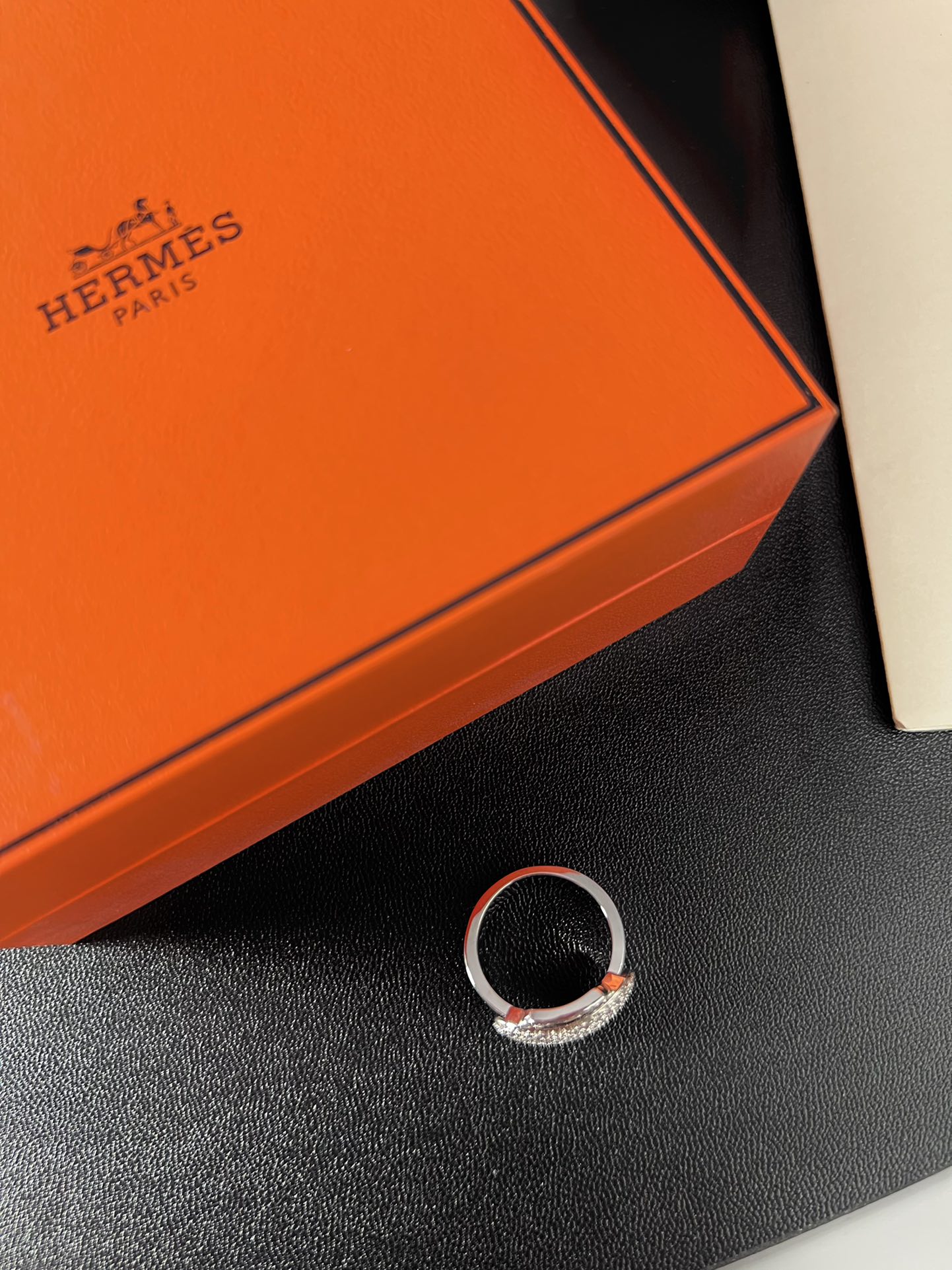 Anello Hermes Attelage in oro bianco argentato con pavé di diamanti trasparenti 7