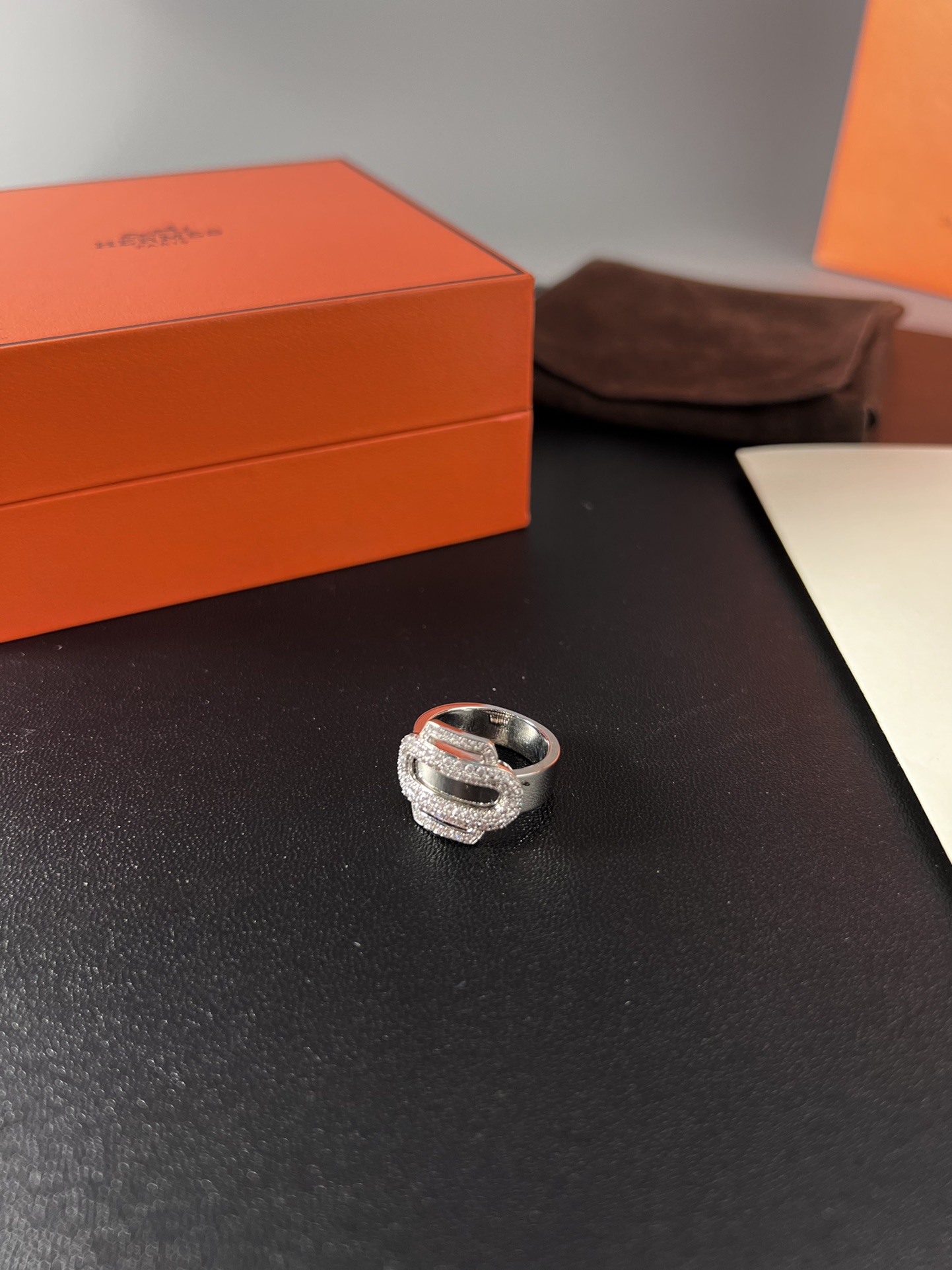 Anello Hermes Attelage in oro bianco argentato con pavé di diamanti trasparenti 7