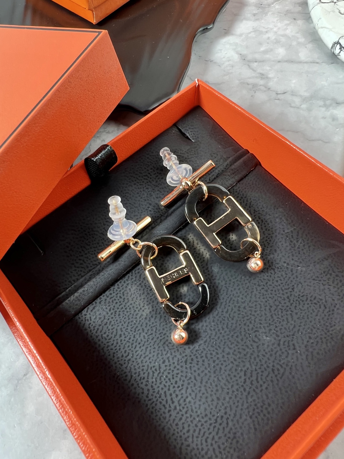 Orecchini Hermes Sur Mer H d Ancre orecchini metallo placcato oro rosa marrone fumoso e corno di bufalo nero lunghezza goccia 3 5 cm