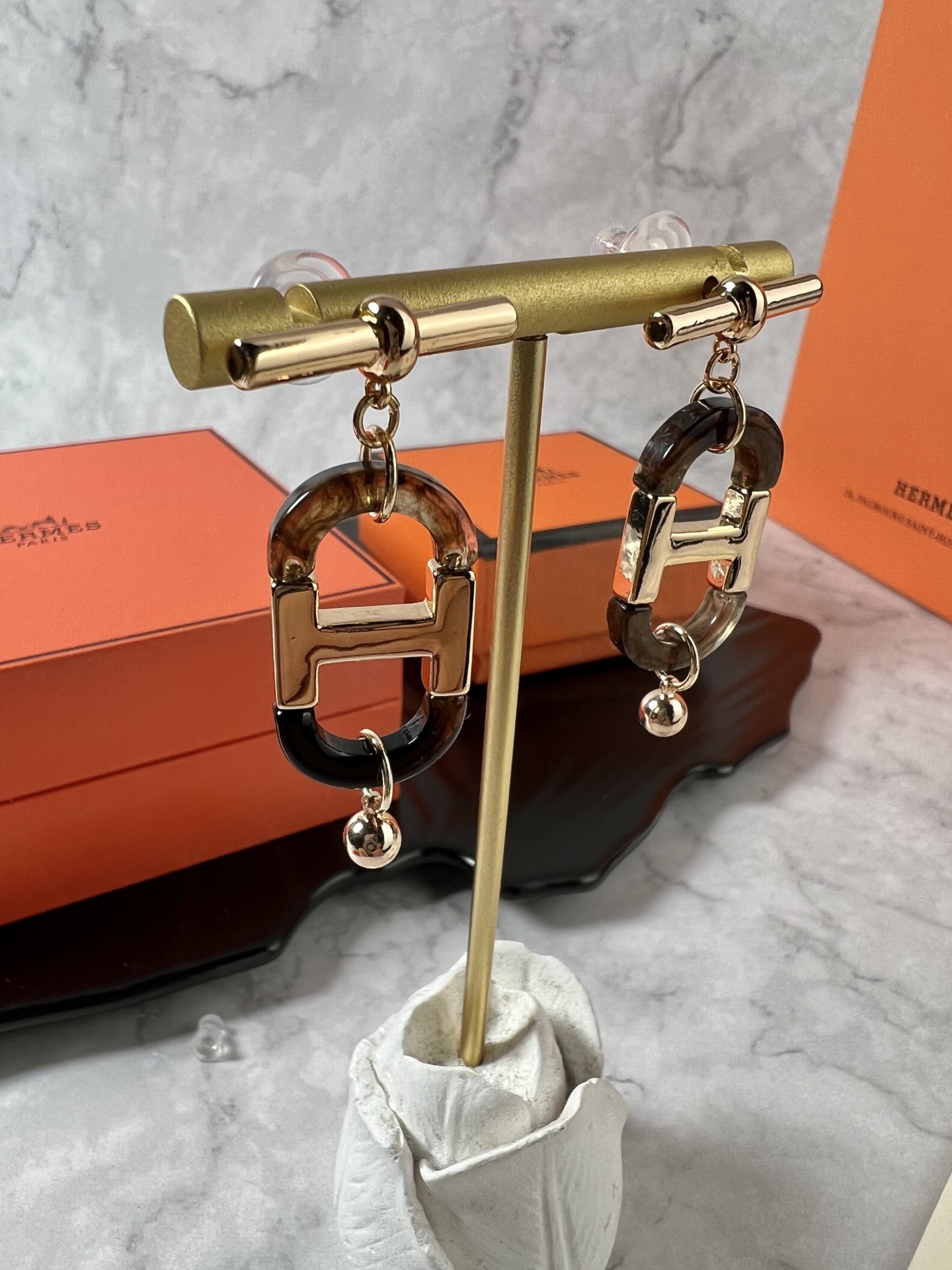 Orecchini Hermes Sur Mer H d Ancre orecchini metallo placcato oro rosa marrone fumoso e corno di bufalo nero lunghezza goccia 3 5 cm