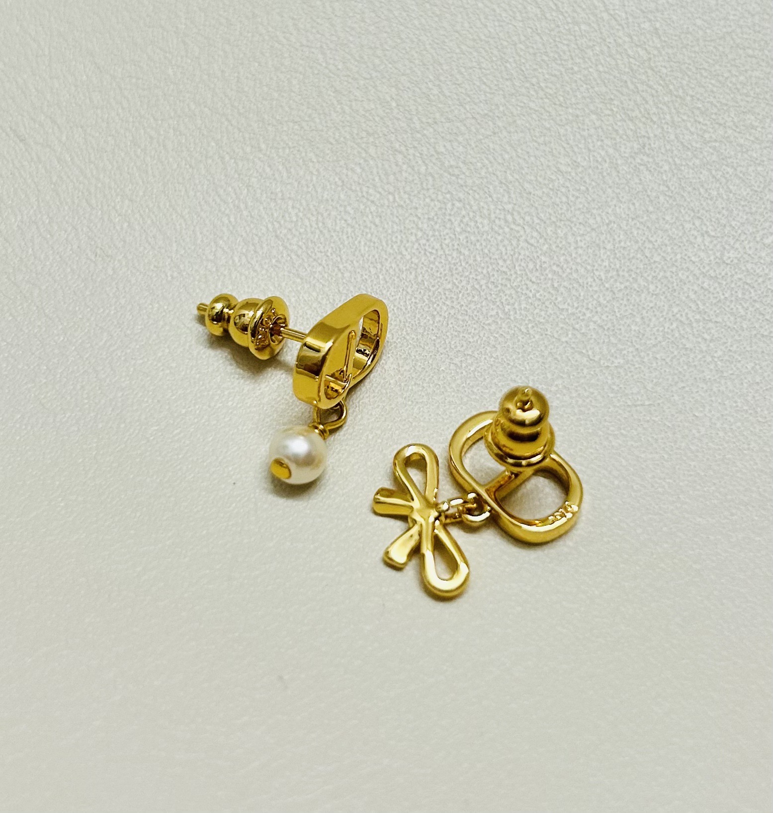 Dior CD Mini Bow earrings Gold-tone metal with white resin pearl One Size