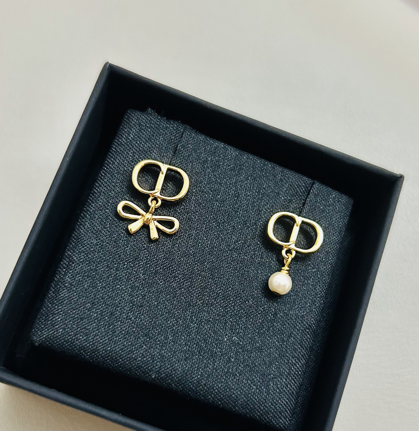 Dior CD Mini Bow earrings Gold-tone metal with white resin pearl One Size