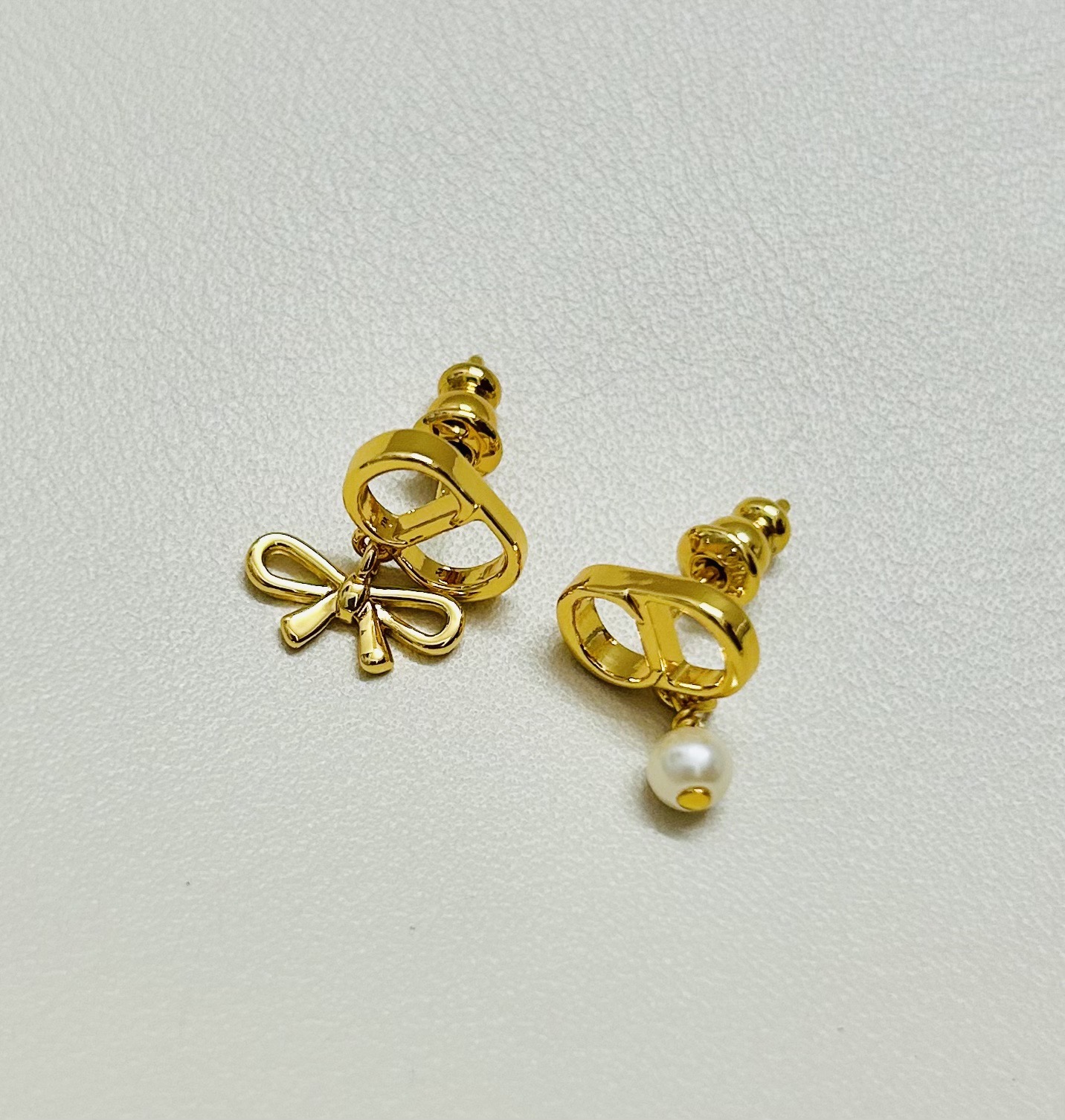 Dior CD Mini Bow earrings Gold-tone metal with white resin pearl One Size