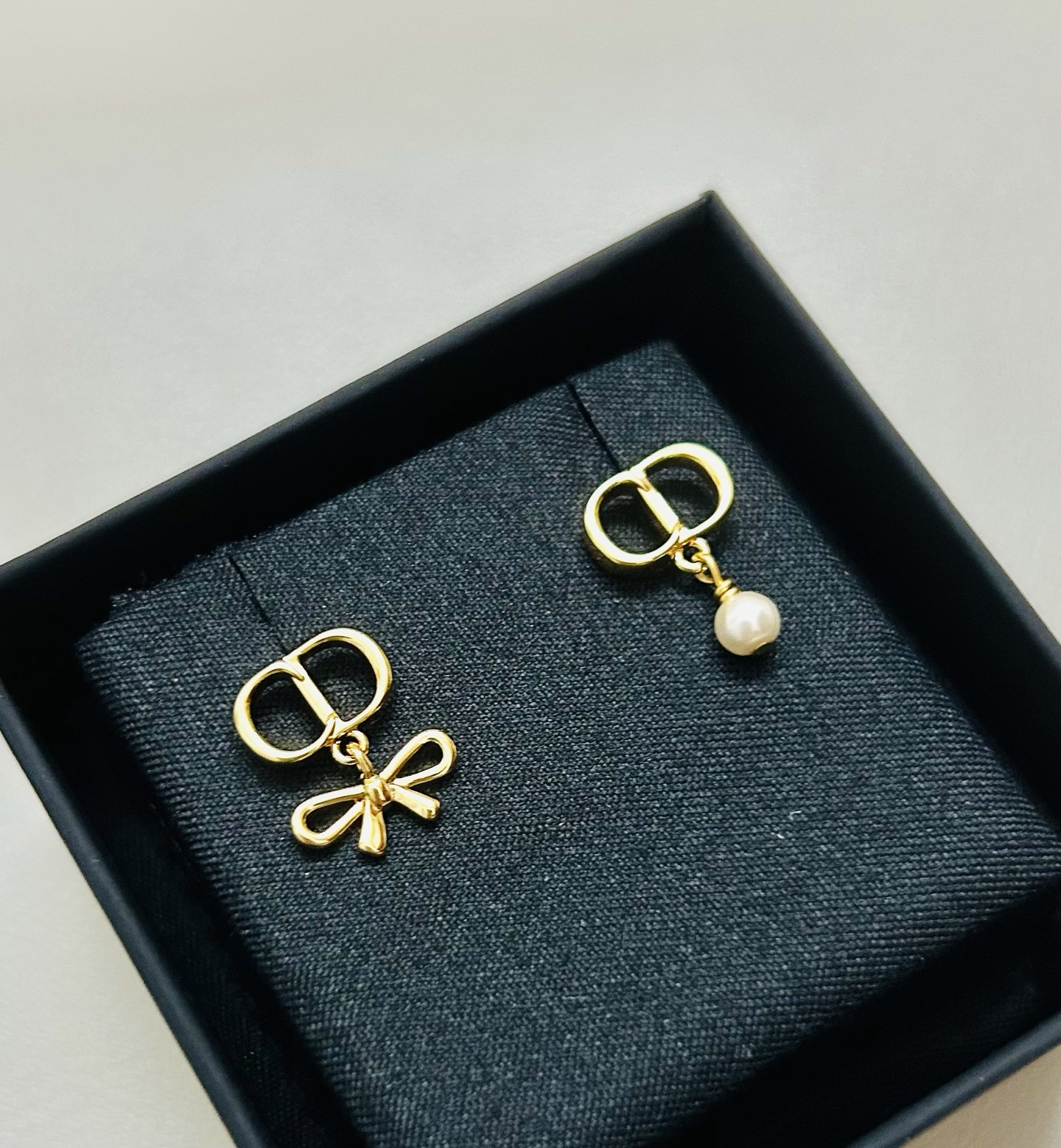 Dior CD Mini Bow earrings Gold-tone metal with white resin pearl One Size
