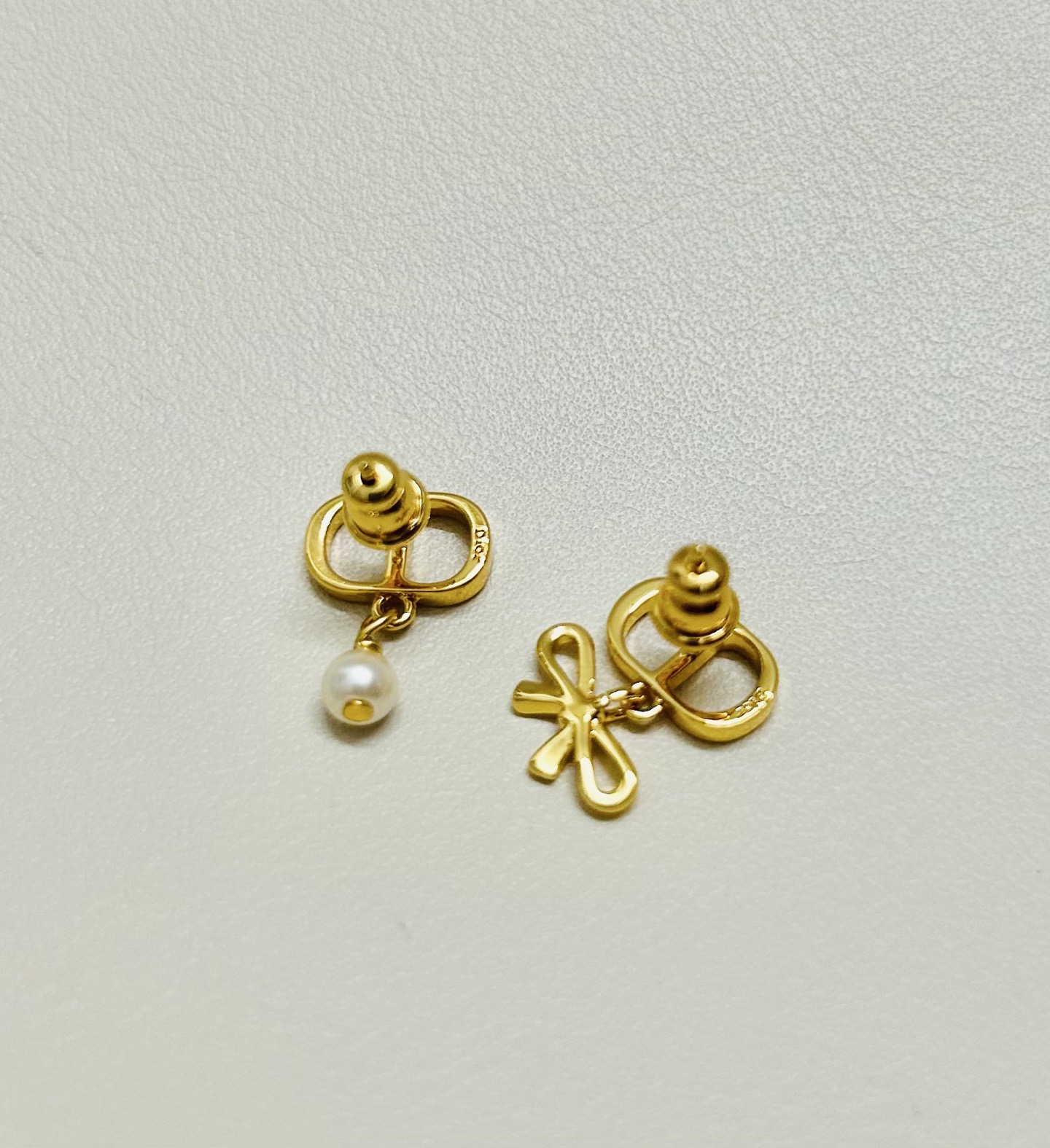 Dior CD Mini Bow earrings Gold-tone metal with white resin pearl One Size