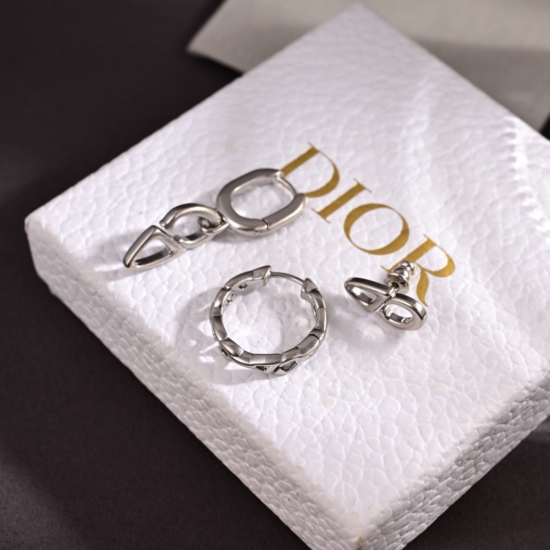 Dior CD Interlocking Link Pendant necklace silver-toned metal no gemstones 60cm