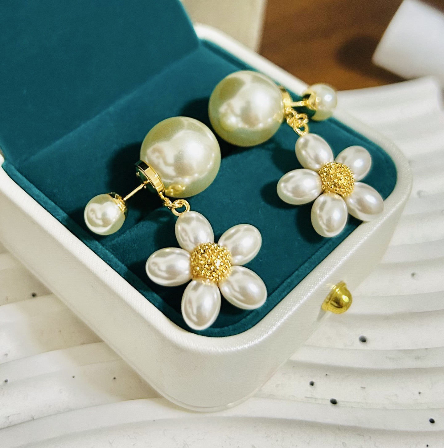 Dior Dioriviera Dior Tribales earrings Gold-tone metal with white pearls and white resin beads One Size