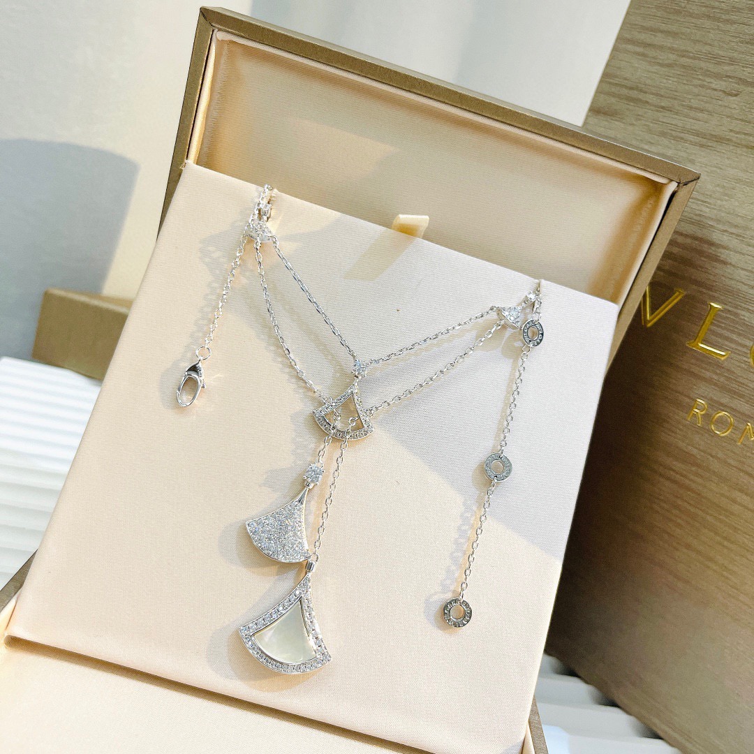 Bvlgari Diva s Dream necklace 18k rose gold white mother-of-pearl clear pave diamonds 41-43cm adjustable