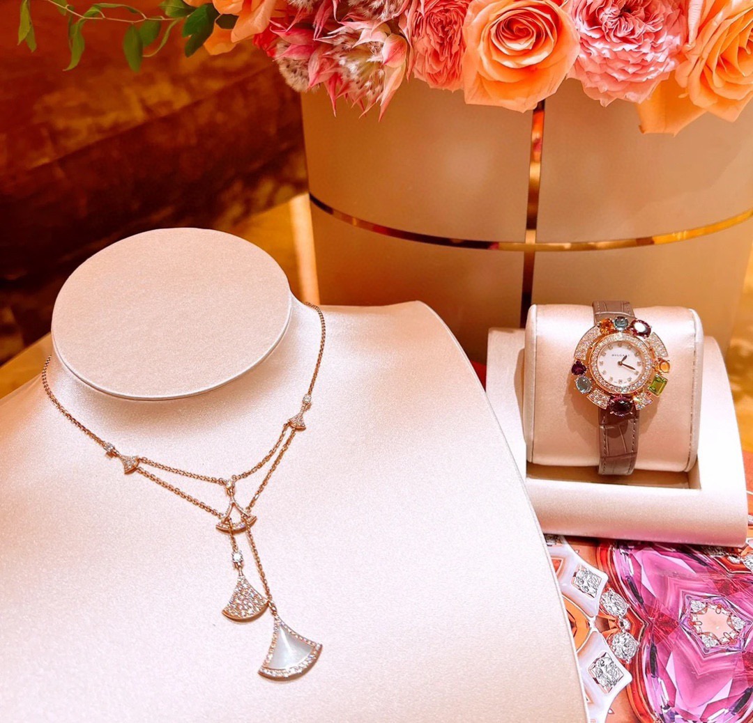Bvlgari Diva s Dream necklace 18k rose gold white mother-of-pearl clear pave diamonds 41-43cm adjustable