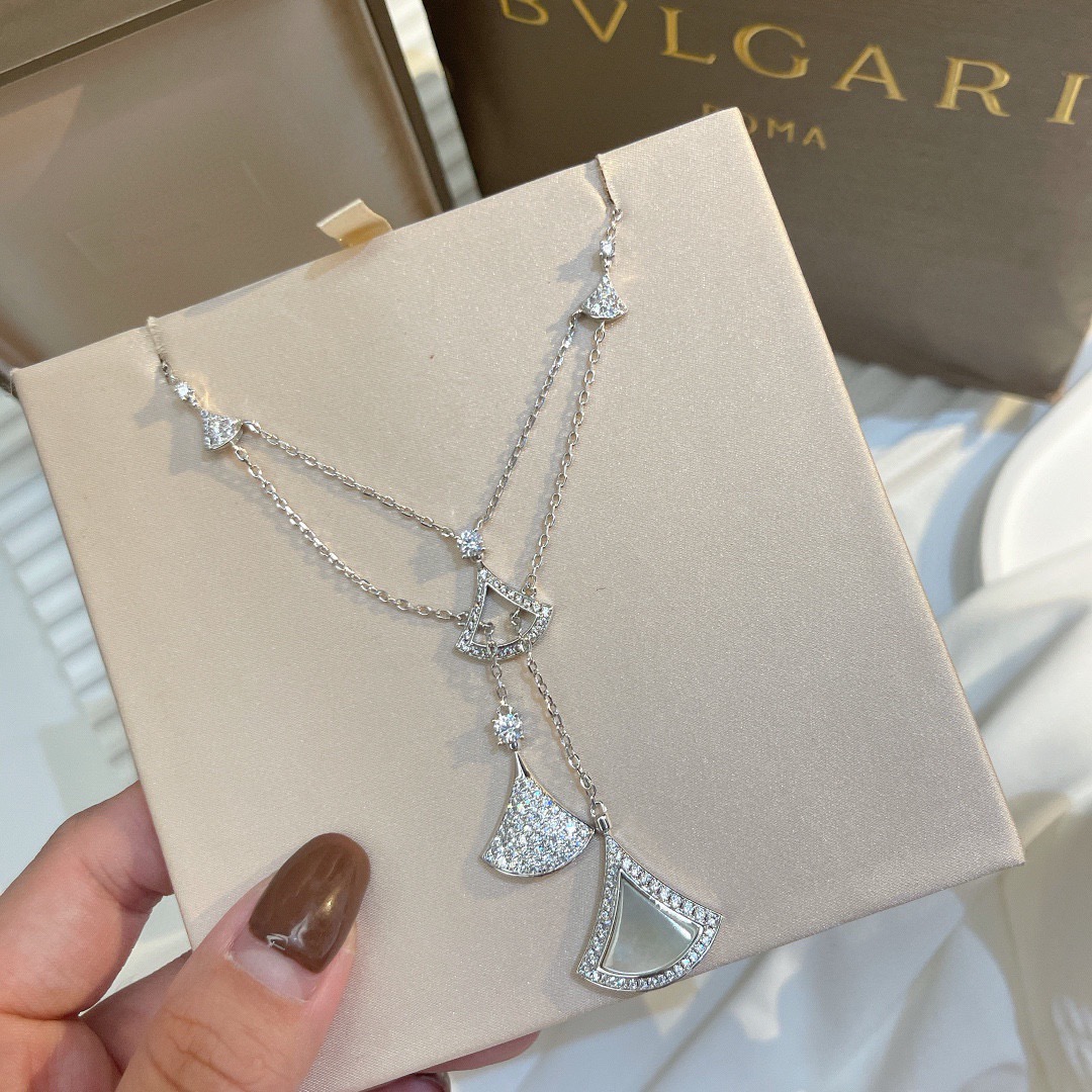Bvlgari Diva s Dream necklace 18k rose gold white mother-of-pearl clear pave diamonds 41-43cm adjustable