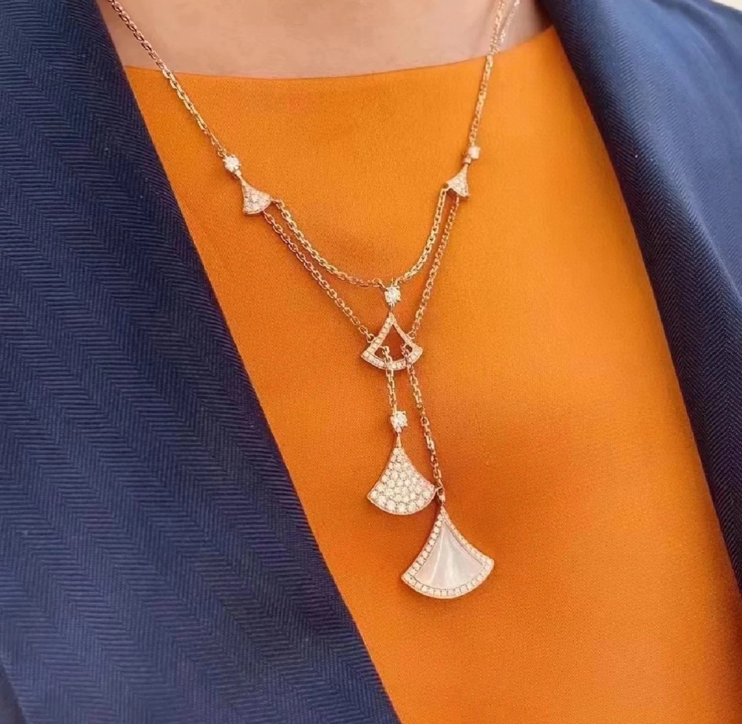 Bvlgari Diva s Dream necklace 18k rose gold white mother-of-pearl clear pave diamonds 41-43cm adjustable