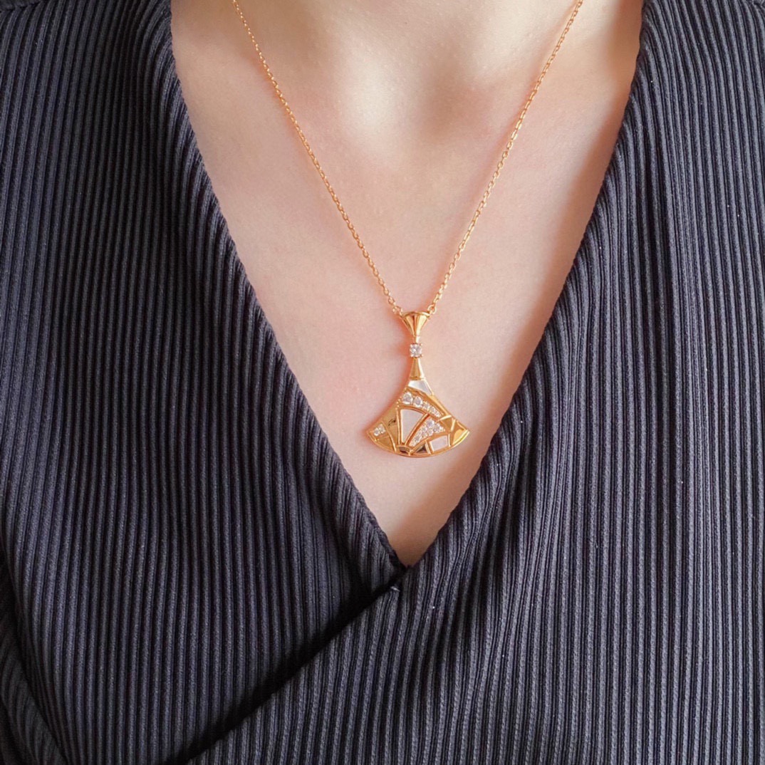 Bvlgari Diva s Dream necklace 18k rose gold white mother-of-pearl clear diamond 42cm