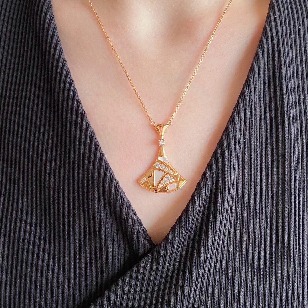 Bvlgari Diva s Dream necklace 18k rose gold white mother-of-pearl clear diamond 42cm