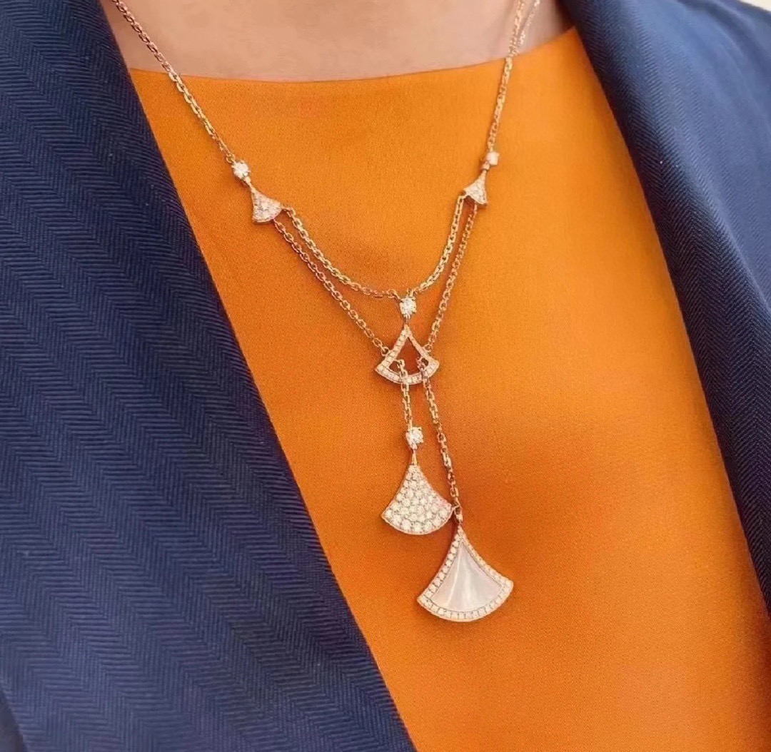 Bvlgari Diva s Dream necklace 18k rose gold white mother-of-pearl pave diamonds 41-43cm adjustable