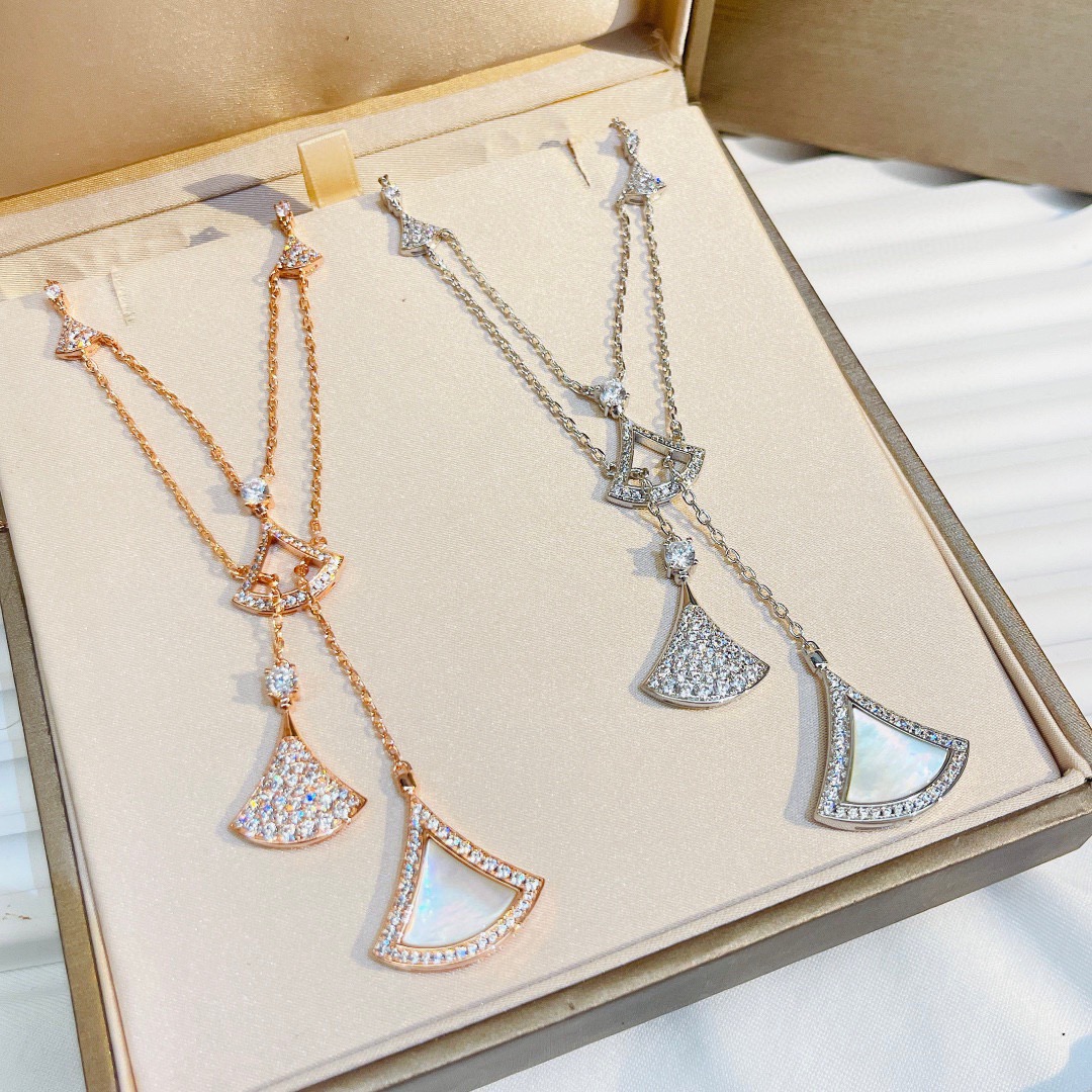 Bvlgari Diva s Dream necklace 18k rose gold white mother-of-pearl pave diamonds 41-43cm adjustable