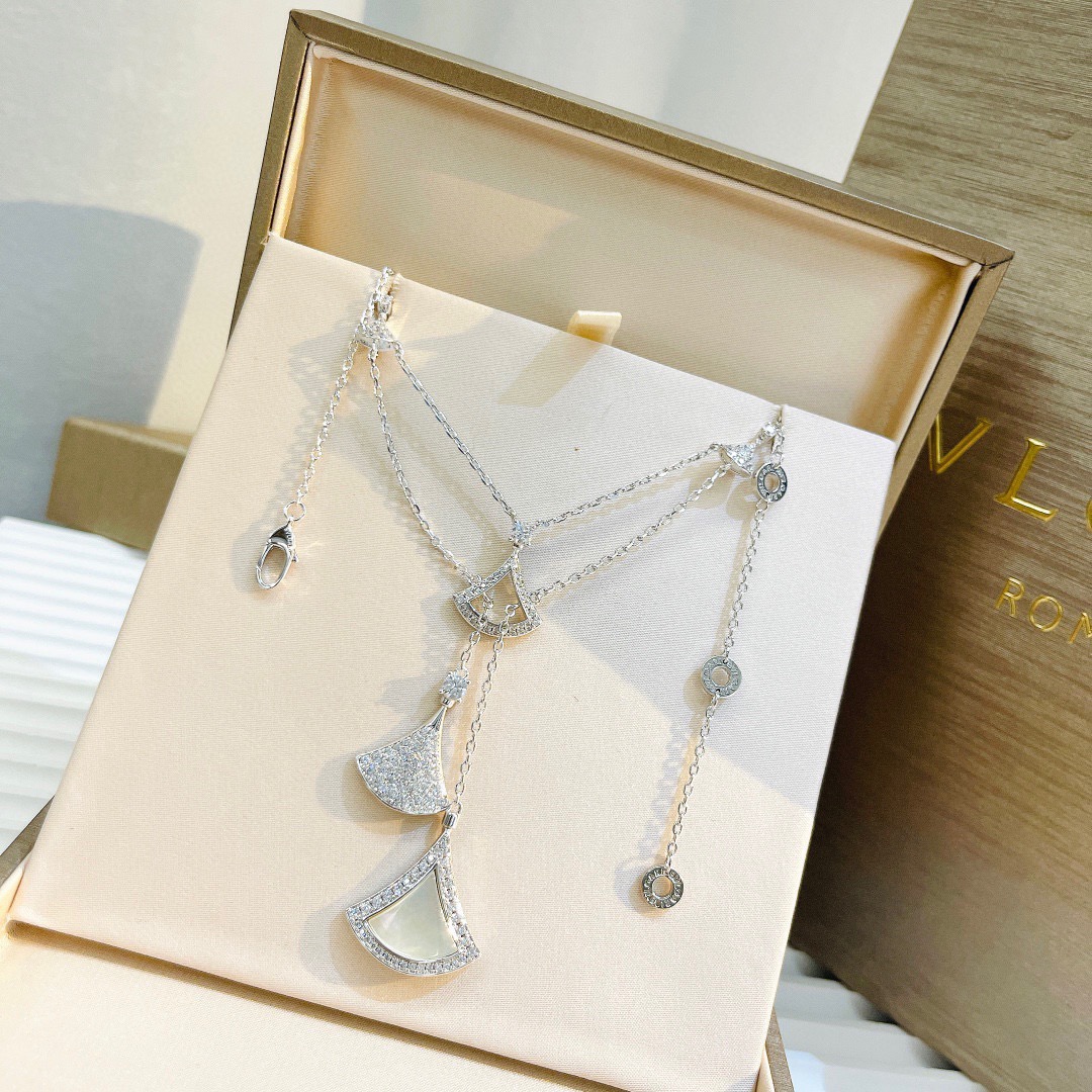 Bvlgari Diva s Dream necklace 18k rose gold white mother-of-pearl pave diamonds 41-43cm adjustable