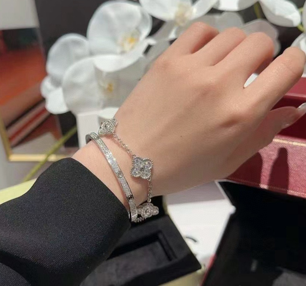 Pulsera Van Cleef Arpels Alhambra en oro blanco de 18 quilates con pavé de diamantes 18cm