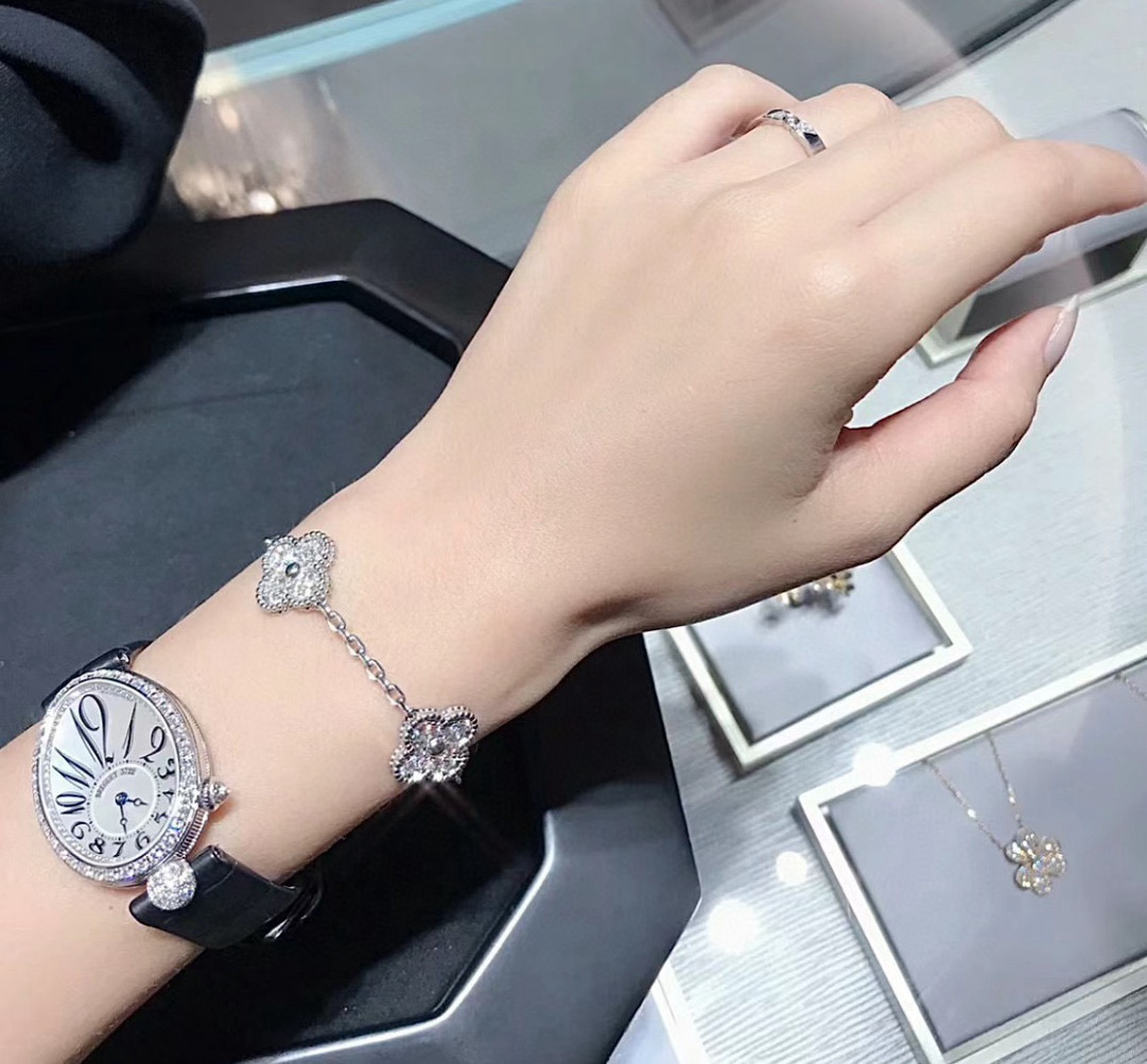 Pulsera Van Cleef Arpels Alhambra en oro blanco de 18 quilates con pavé de diamantes 18cm