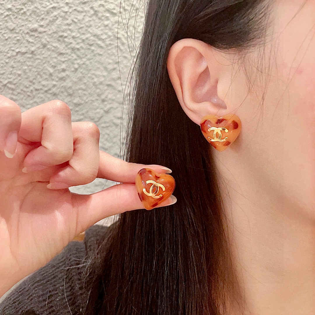 Chanel CC Heart Tortoiseshell Stud Earrings earrings gold-tone metal amber tortoiseshell resin with reddish-brown spots 1 5cm stud diameter
